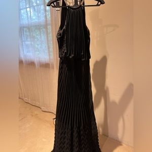 Guess Full-length pleated black gown with snake chain neckline